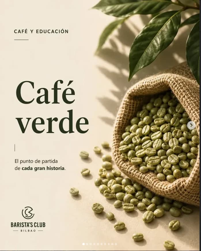 Creatividad de Café y Educación sobre café verde con granos antes del tueste.
